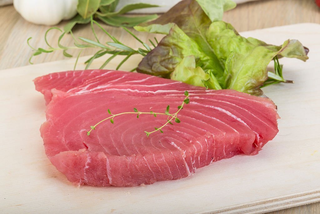 Dürfen Hunde Thunfisch essen? Hier bekommst du alle Infos! - paawy